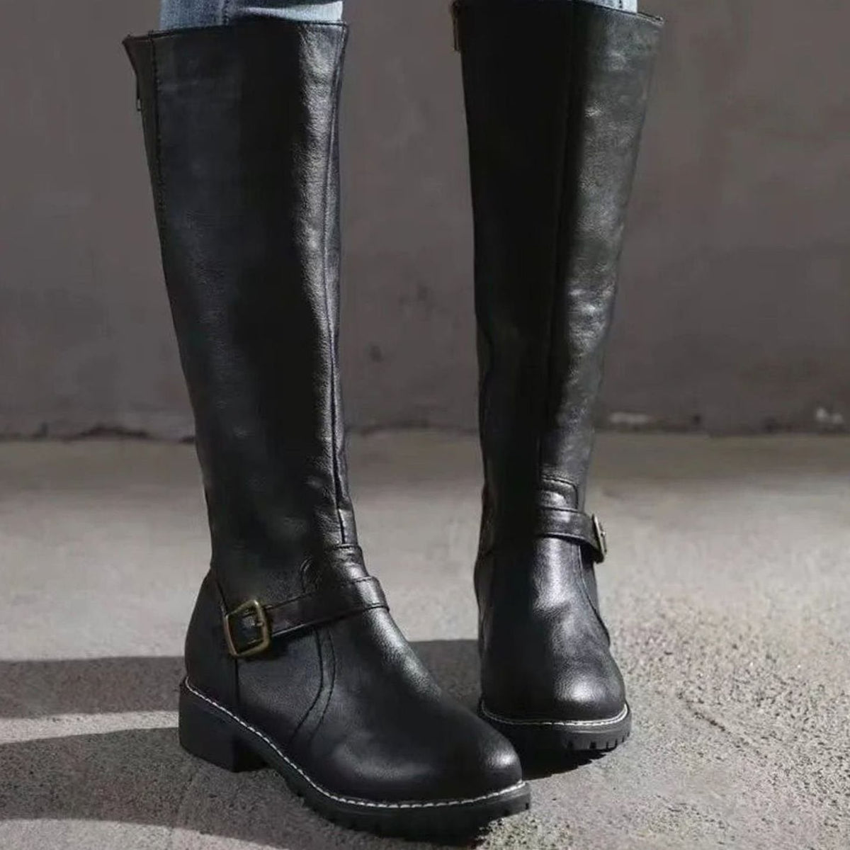 Paca | Botas Altas Efecto Piel con Hebilla y Tacón Bajo - Negro