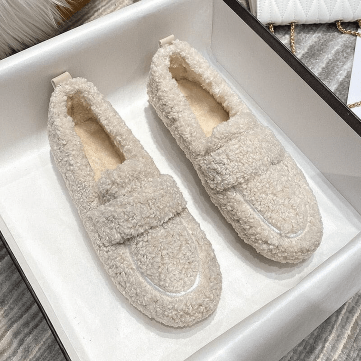 Piedad | Zapatillas de Casa Tipo Mocasín de Borreguito Antideslizantes - Crudo