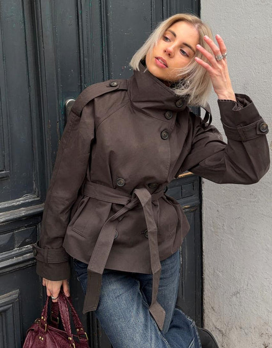 Purificación | Chaqueta Trench Corta con Cinturón y Cuello Alto