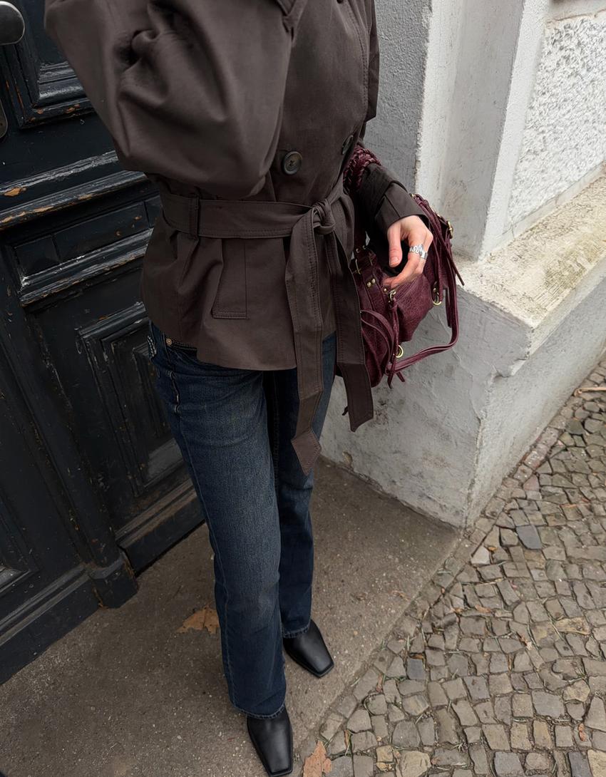 Purificación | Chaqueta Trench Corta con Cinturón y Cuello Alto