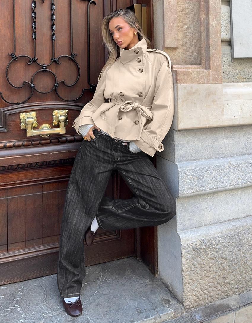 Purificación | Chaqueta Trench Corta con Cinturón y Cuello Alto