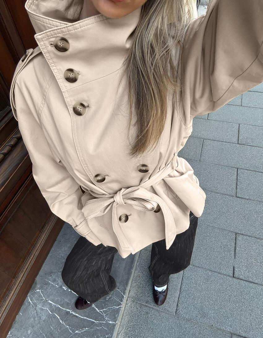 Purificación | Chaqueta Trench Corta con Cinturón y Cuello Alto