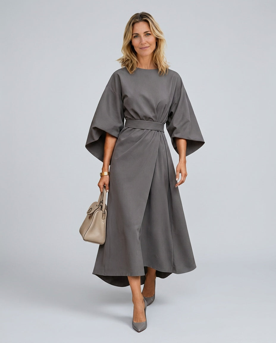 Rebeca | Vestido Largo Drapeado Asimétrico con Cinturón y Manga Capa - Gris