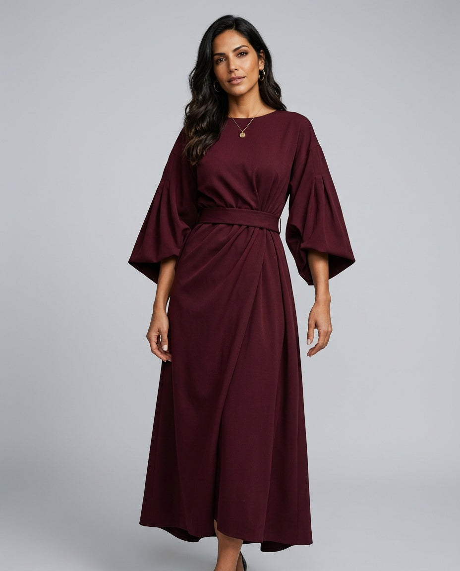 Rebeca | Vestido Largo Drapeado Asimétrico con Cinturón y Manga Capa - Burdeos