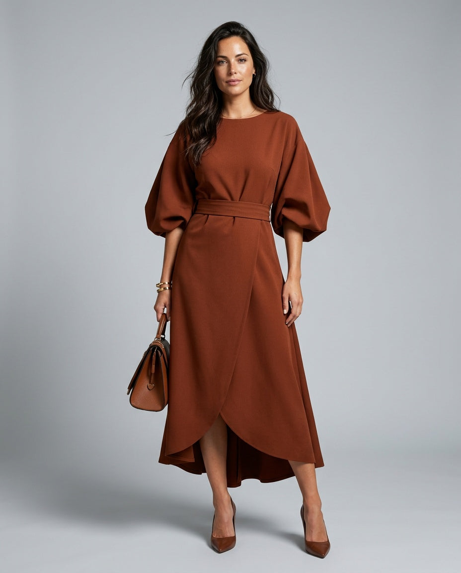 Rebeca | Vestido Largo Drapeado Asimétrico con Cinturón y Manga Capa - Marrón