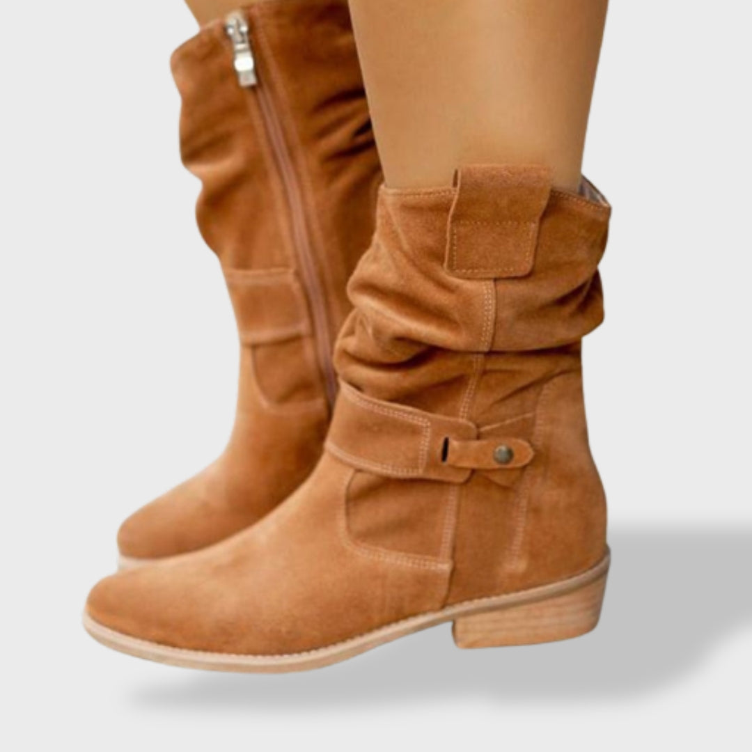 Regina | Botines Slouchy Efecto Ante con Puntera Redonda y Tacón Bajo - Marrón claro