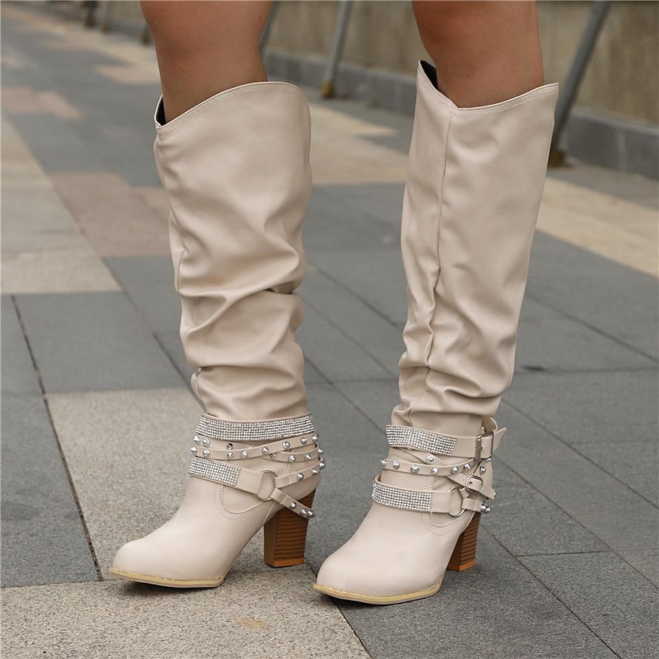 Roberta | Botas Altas Slouch con Correas de Tachuelas y Tacón Ancho - Beige