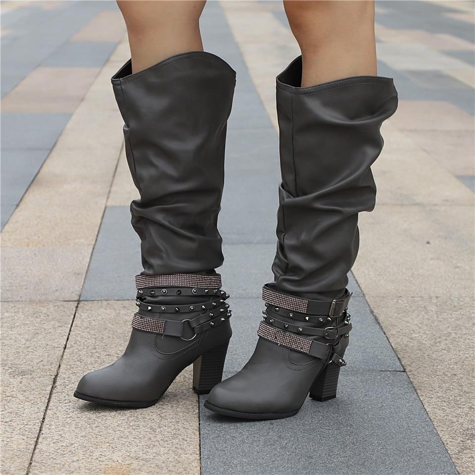 Roberta | Botas Altas Slouch con Correas de Tachuelas y Tacón Ancho - Gris