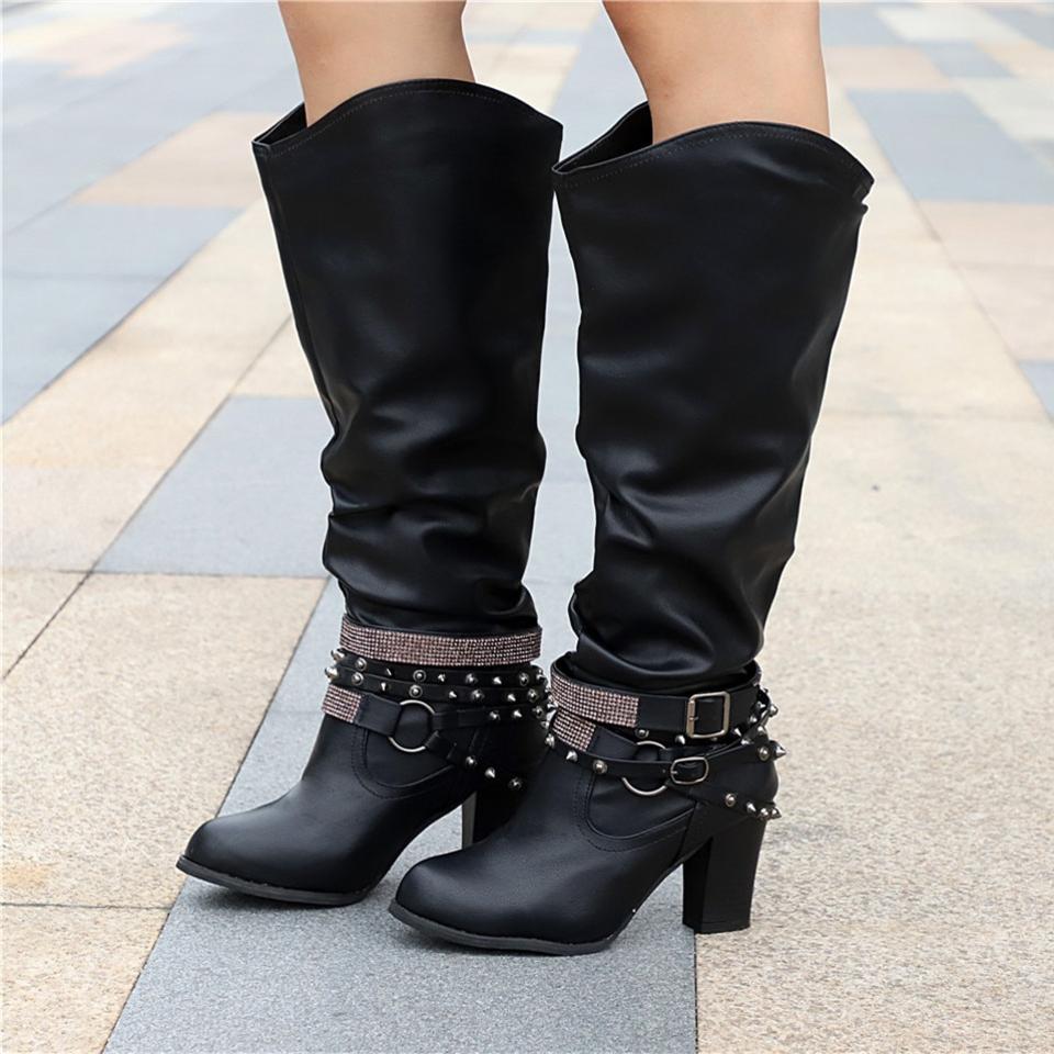 Roberta | Botas Altas Slouch con Correas de Tachuelas y Tacón Ancho - Negro