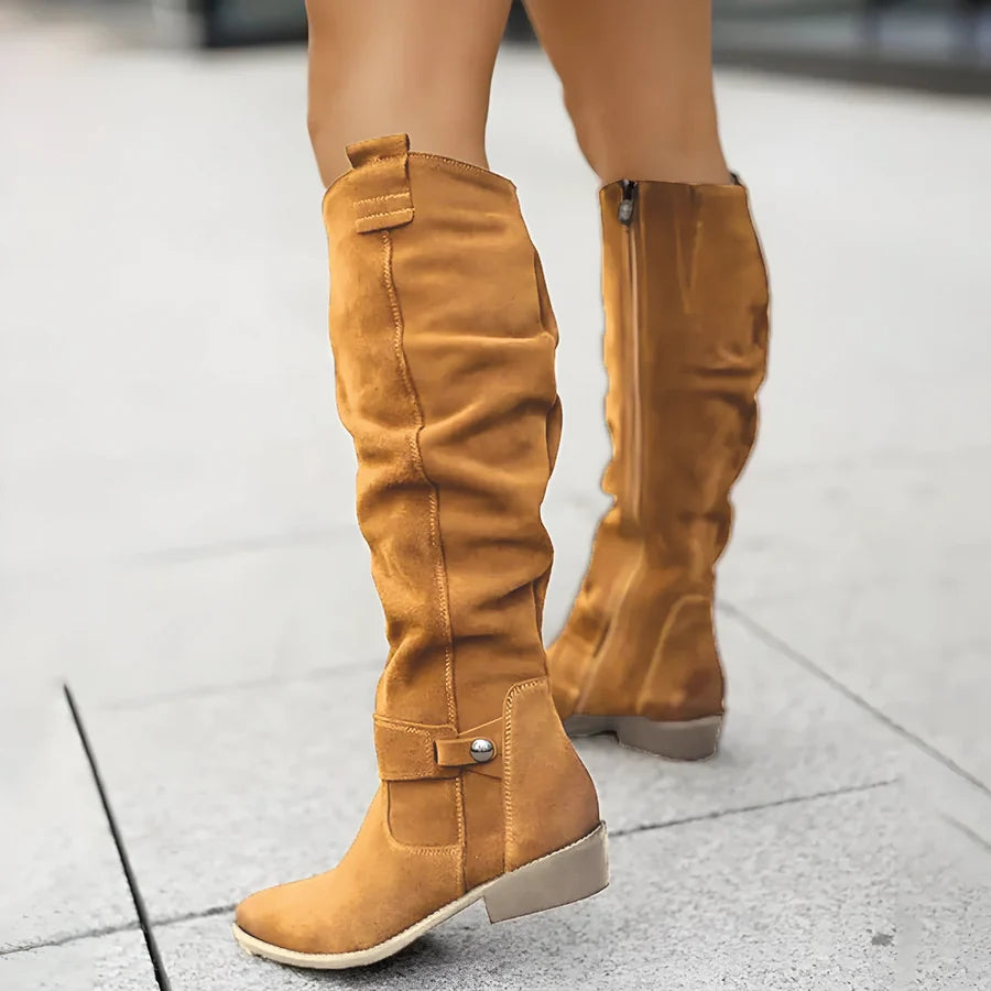 Rosaura | Botas Altas Efecto Ante Fruncidas con Hebilla y Tacón Bajo - Marrón claro