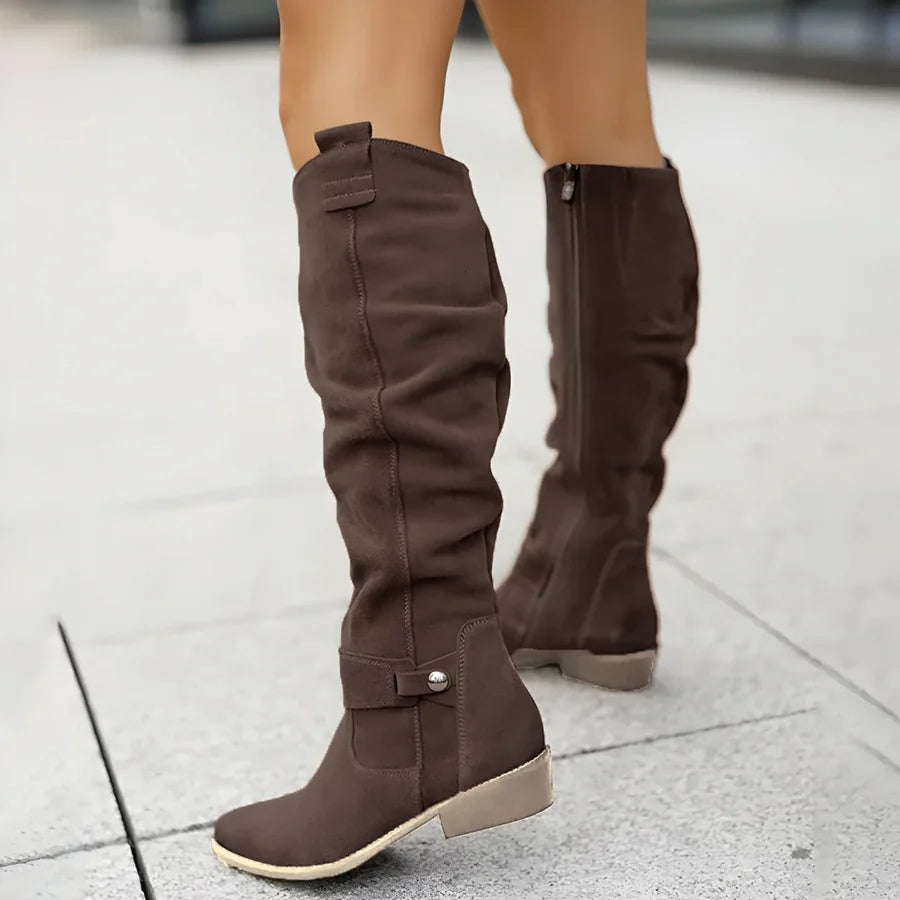 Rosaura | Botas Altas Efecto Ante Fruncidas con Hebilla y Tacón Bajo - Café