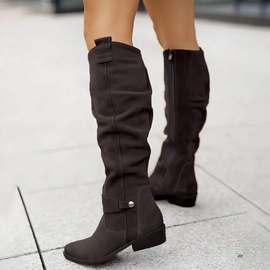 Rosaura | Botas Altas Efecto Ante Fruncidas con Hebilla y Tacón Bajo - Chocolate