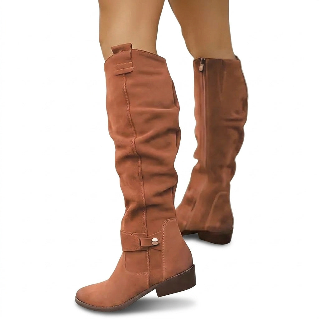 Rosaura | Botas Altas Efecto Ante Fruncidas con Hebilla y Tacón Bajo - Coñac