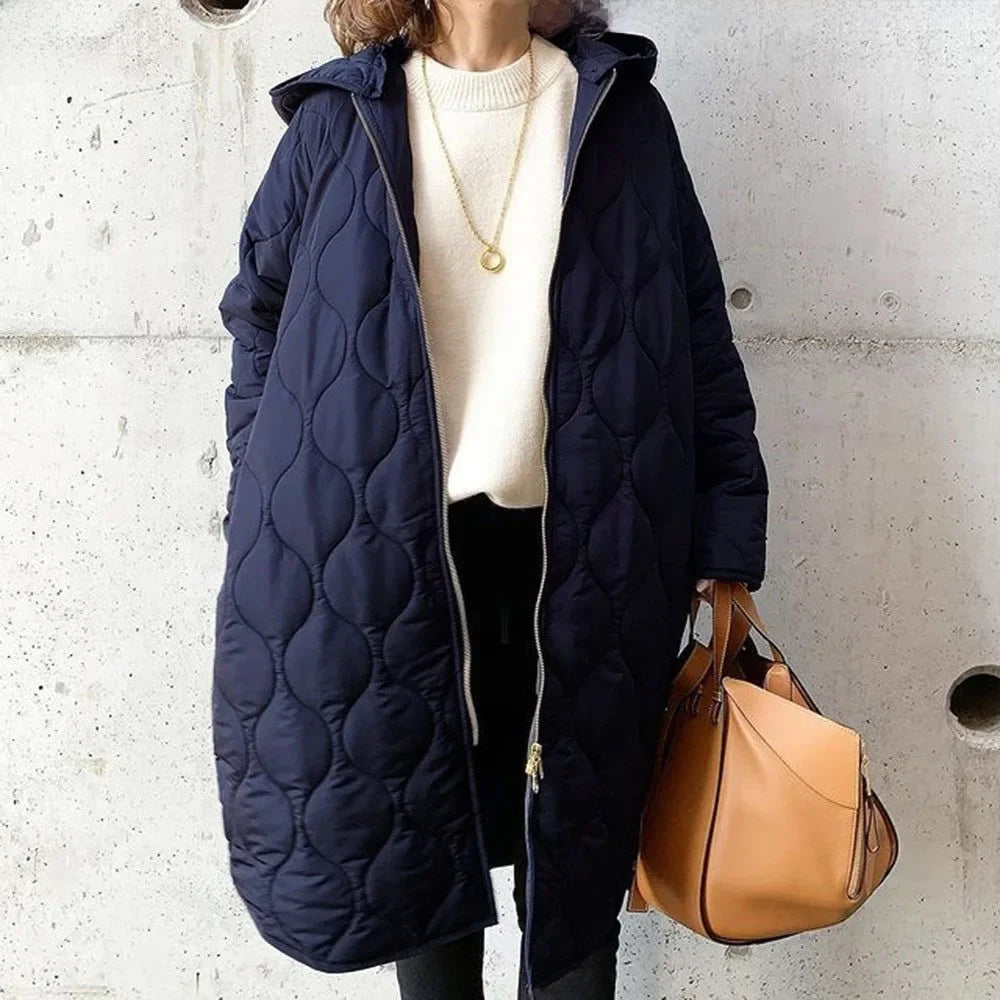 Sixta | Abrigo Largo Acolchado en Ondas con Capucha Oversize para Mujer - Azul marino