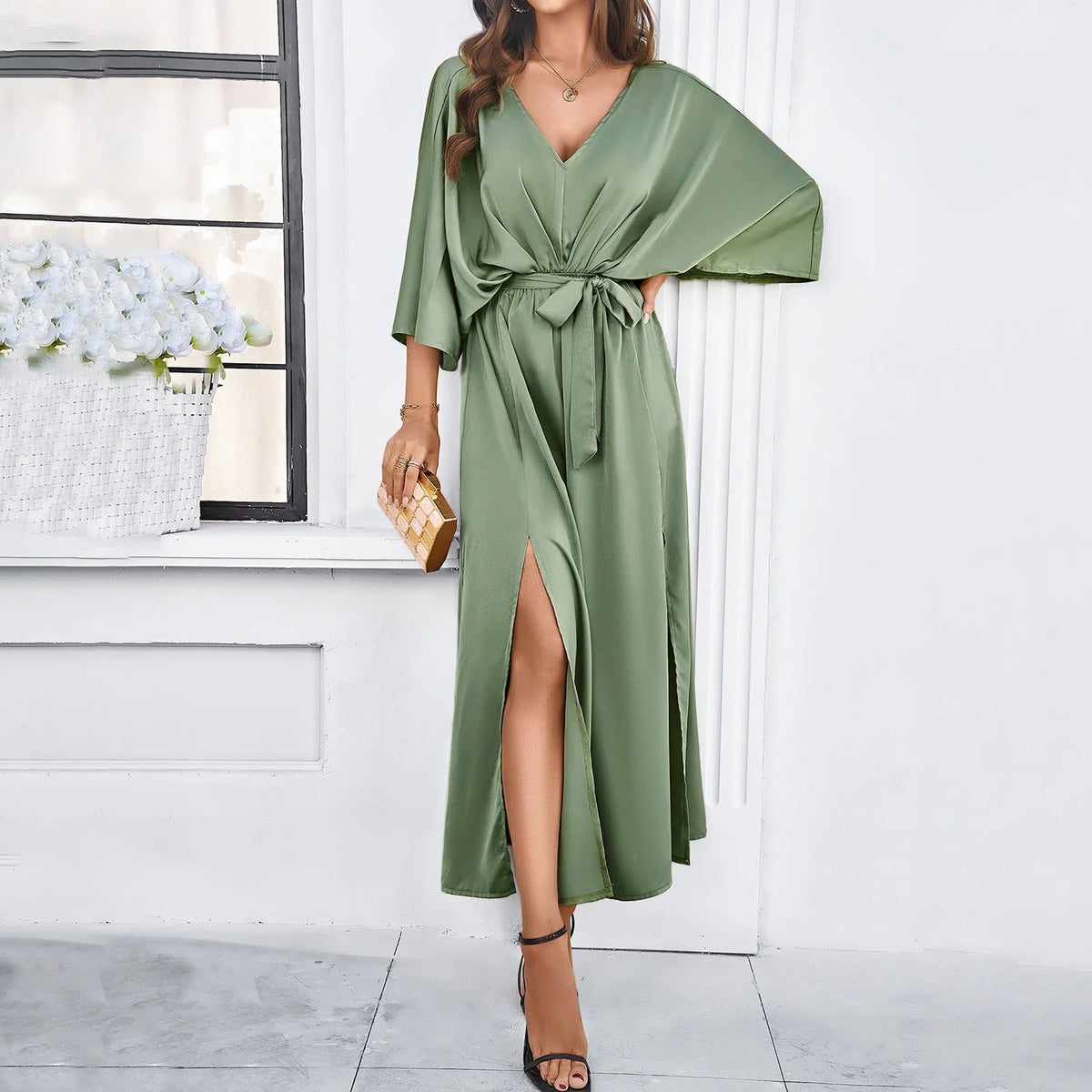 Socorro | Vestido Largo Satinado con Escote en Pico y Abertura Lateral - Verde