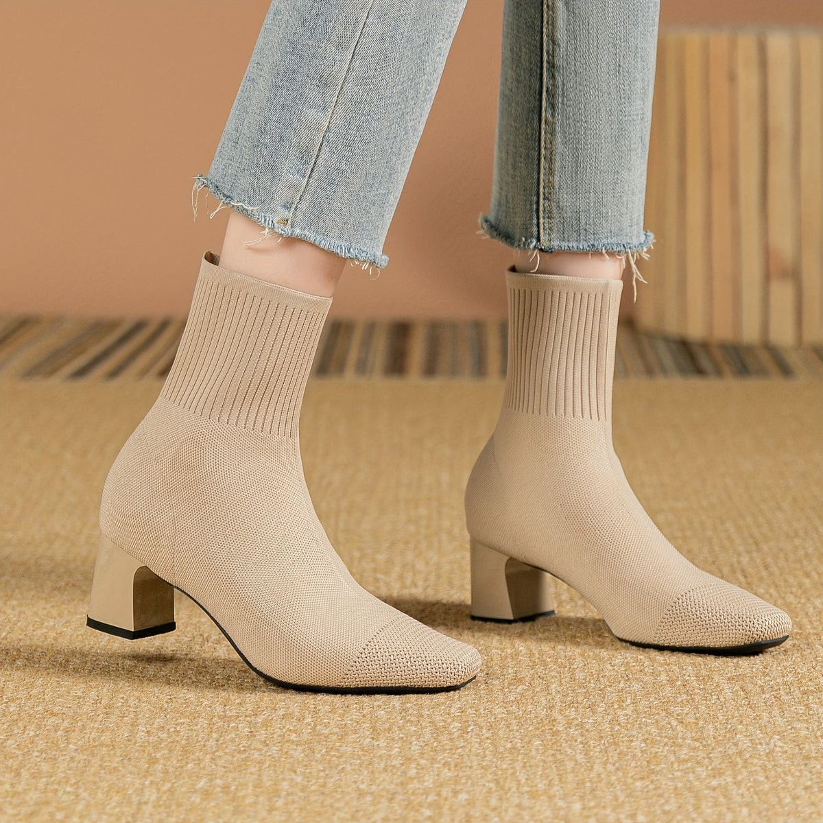 Tomasa | Botines Calcetín de Punto con Tacón Ancho y Puntera Cuadrada - Beige