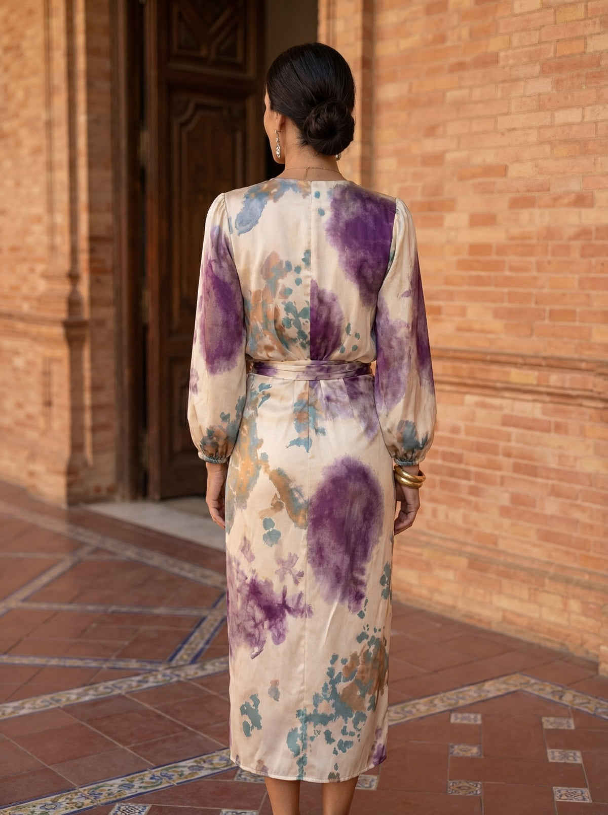 Vestido cuello pico mujer atemporal silueta favorecedora