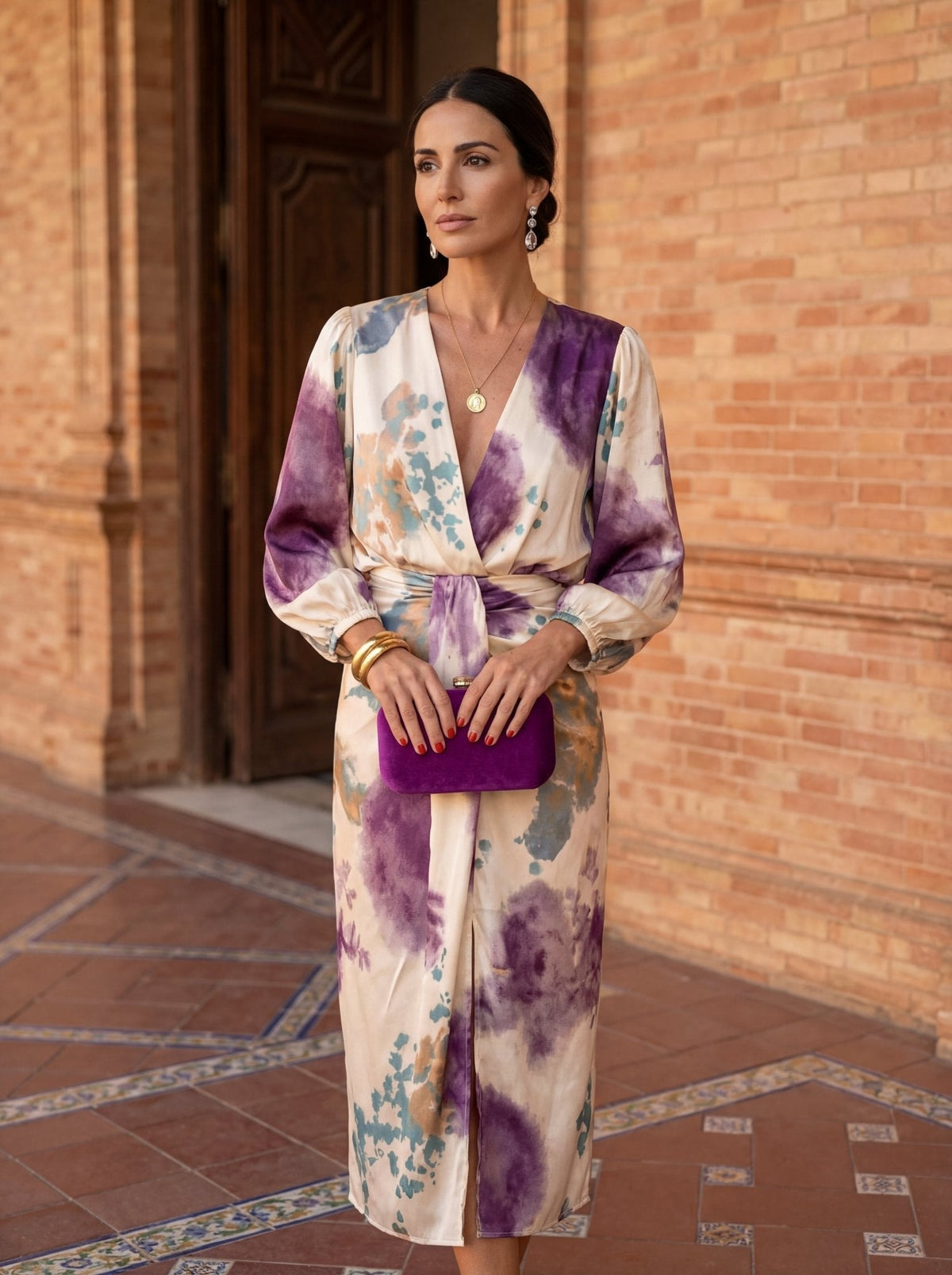 Vestido cuello pico mujer atemporal silueta favorecedora